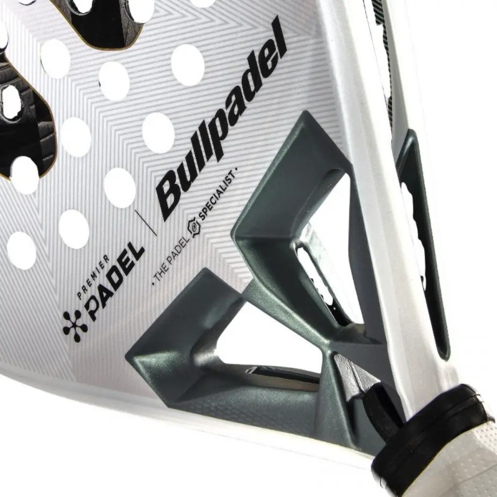pala-bullpadel-paquito-navarro-hack-04-premier-padel-2026-es-7-1100x1100.webp